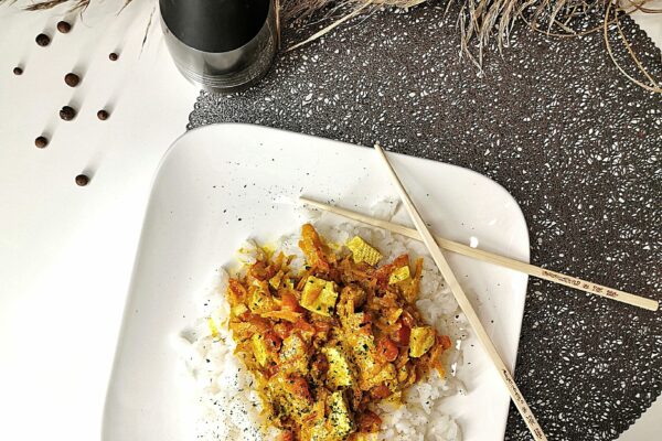 Curry z tofu i czerwoną papryką – idealne na obiad!
